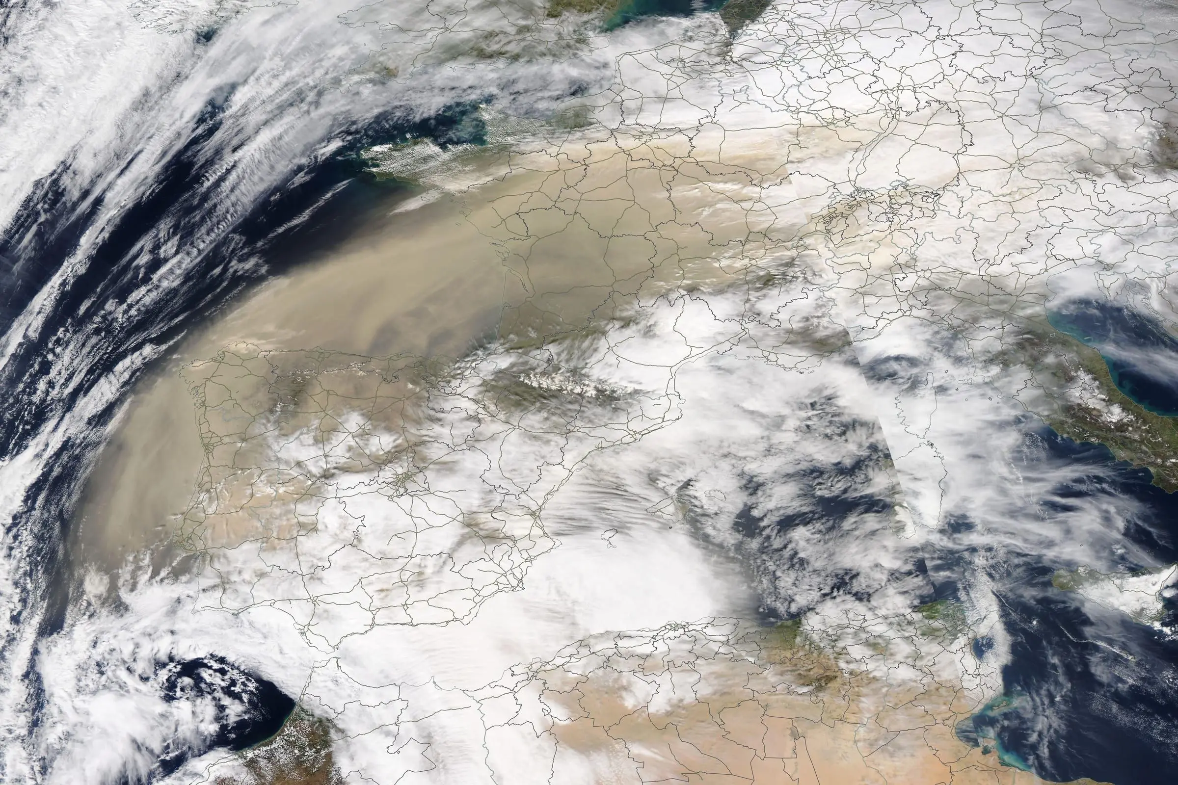 Satellitenaufnahme: ein hellbraunes Staubband zieht von Nordafrika über die Iberische Halbinsel bis nach Südfrankreich und verdeckt weite Teile Spaniens und Portugals